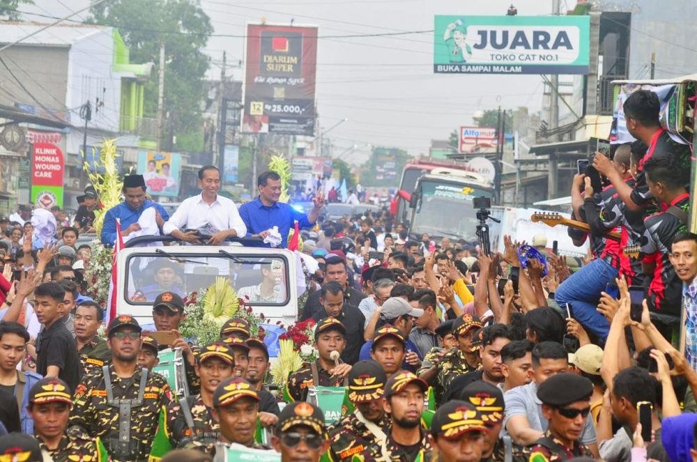 Puluhan Ribu Warga Tegal Sambut Jokowi Saat Dampingi Kampanye Luthfi-Yasin
