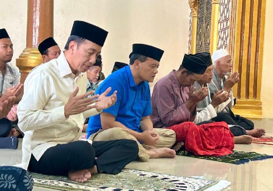 Jokowi dan Ahmad Luthfi Salat Jumat di Tegal saat Hendak Kampanye di Banyumas