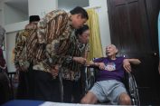 Pj Gubernur Jateng Berbagi Kasih dengan Puluhan Lansia