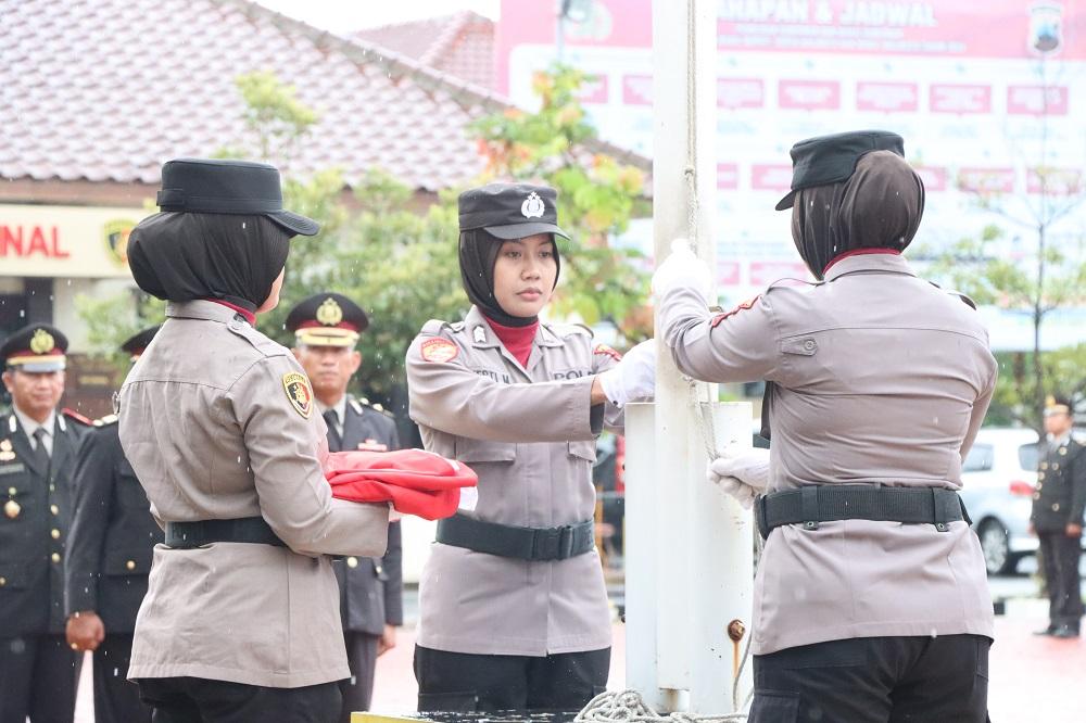 Peringati Hari Ibu, Polwan Polres Jepara Jadi Petugas Upacara