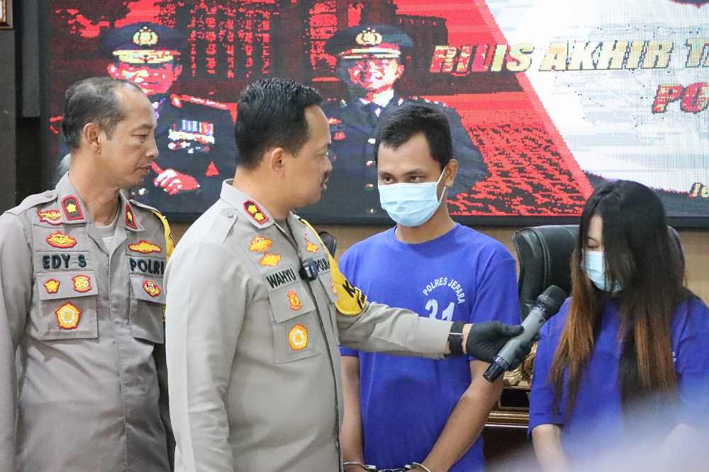 Promosikan Judi Online di Akun Medsos, Sejoli Selebgram di Jepara Dibekuk Polisi
