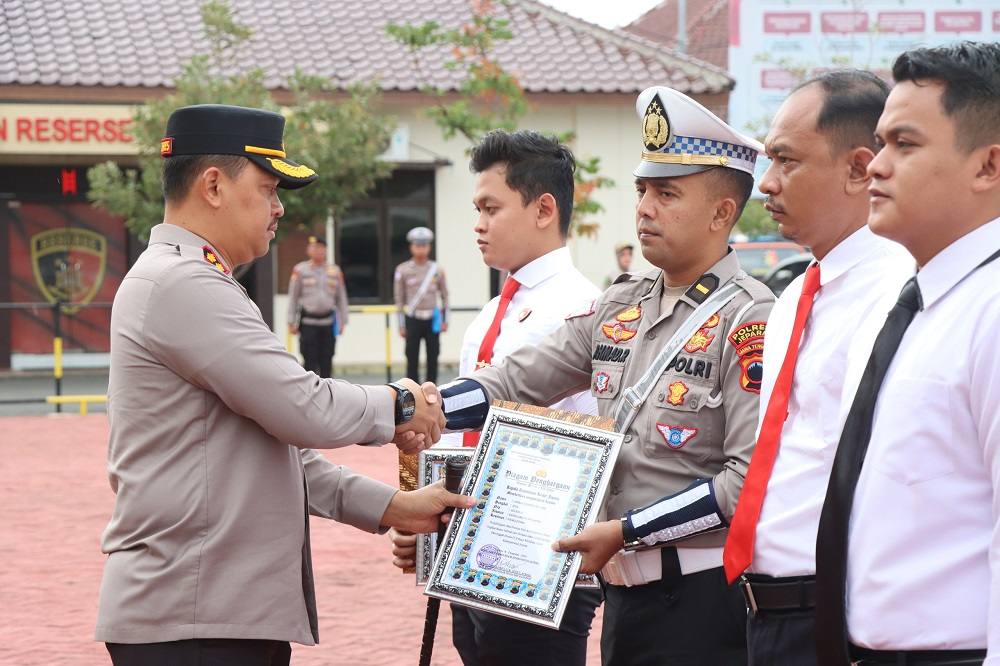 Momen HUT Korpri, Kapolres Jepara Beri Penghargaan Puluhan Personel Berprestasi