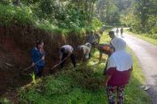 Wujudkan Lingkungan Bersih, TNI-Polri Bersama Lakukan Warga Kerja Bakti