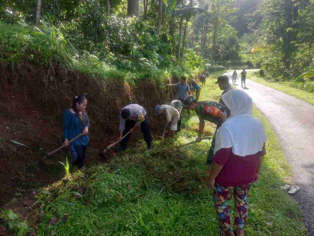 Wujudkan Lingkungan Bersih, TNI-Polri Bersama Lakukan Warga Kerja Bakti