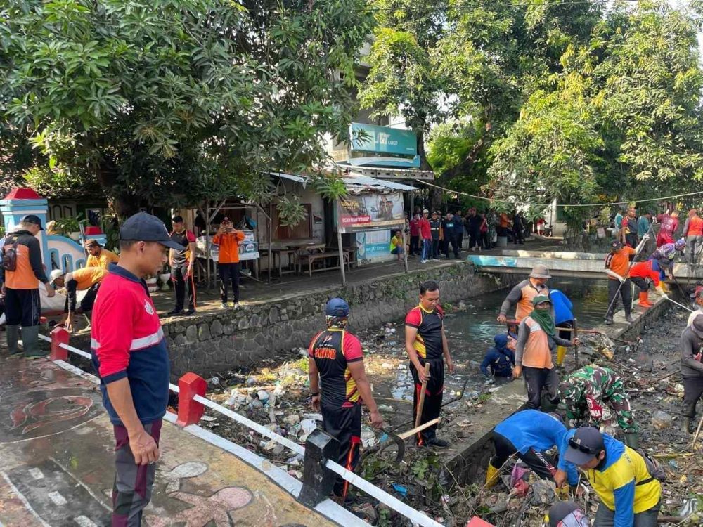 Masuki Musim Hujan, Pemkab Kendal bersama Stakeholder Kerja Bakti Bersihkan Sampah