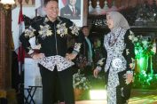Peragakan Batik “Simple Look”, Edy Marwoto Raih Apresiasi Terbaik