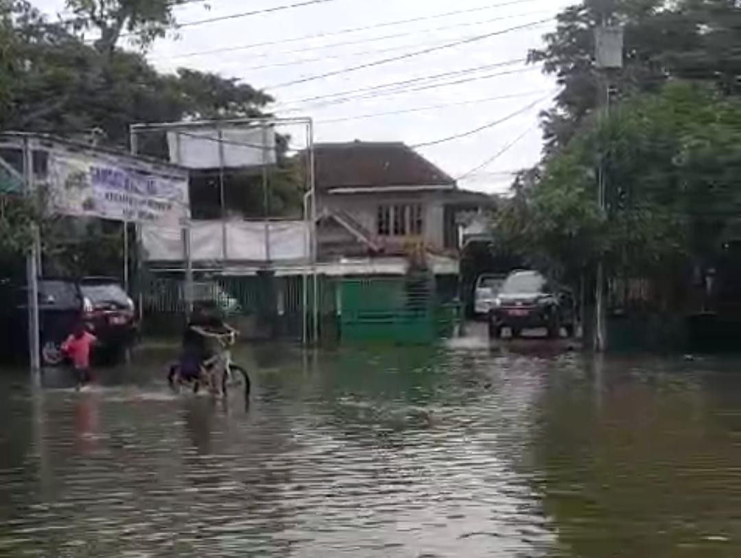 Dampak Tanggul Jebol, Jalan Raya di Kecamatan Guntur Mulai Surut
