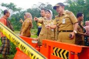 Penjabat Bupati Batang Tinjau Jembatan Rusak Akibat Diterjang Banjir Bandang