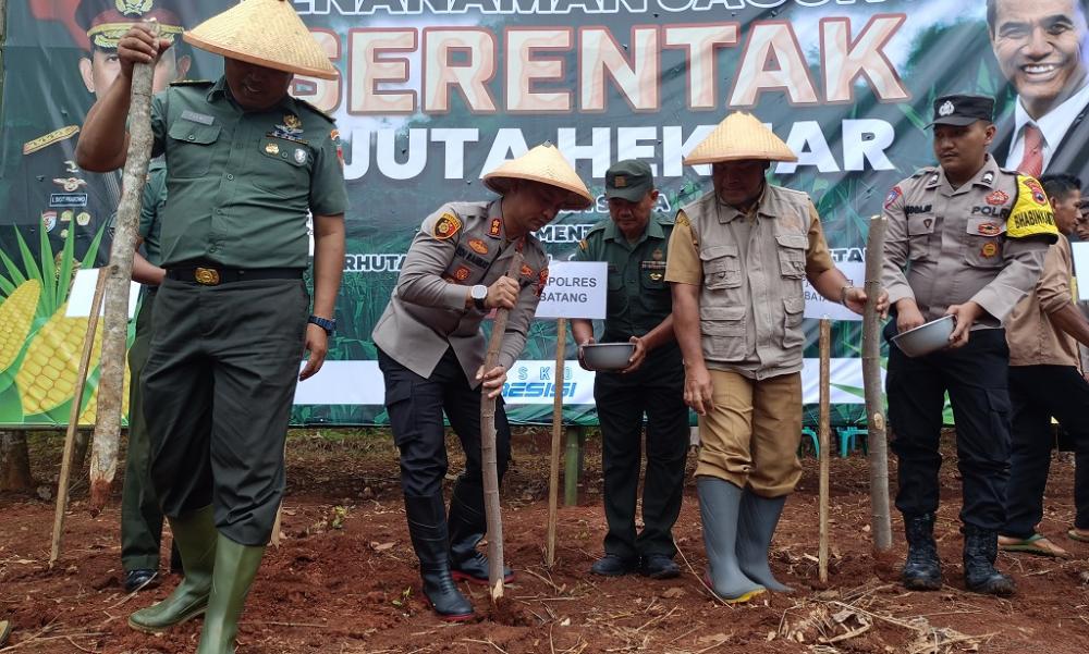 Dukung Swasembada Pangan, Polres Batang Gandeng Dispaperta Tanam Jagung di Subah