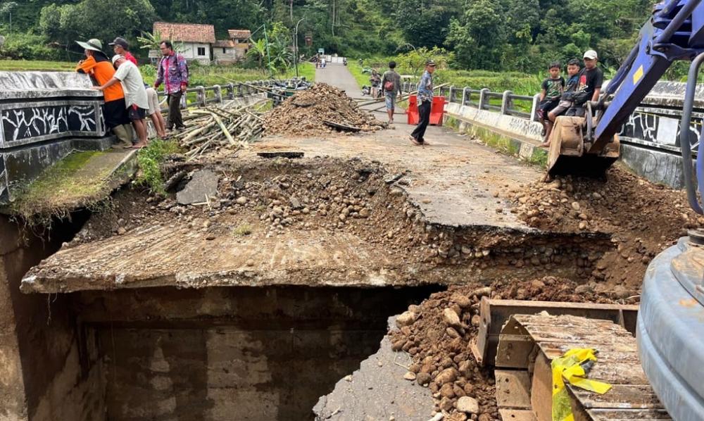 Gerak Cepat Pemkab Batang Perbaiki Jembatan Amblas di Kali Kupang