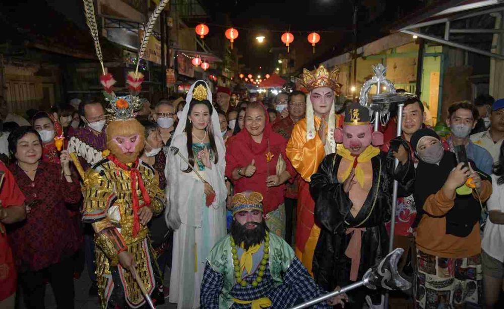 Pengunjung Pasar Imlek Semawis Semarang Diminta Berkebaya