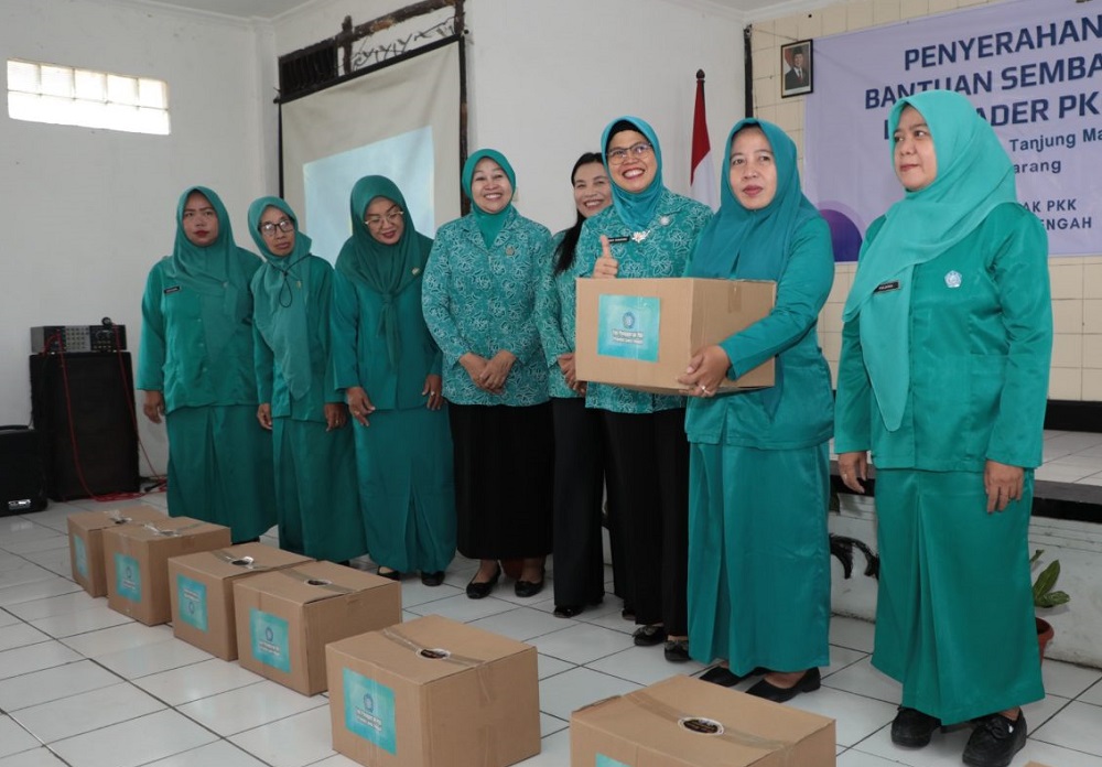 Tutup Tahun 2024, TP PKK Jateng Bagikan Puluhan Paket Sembako