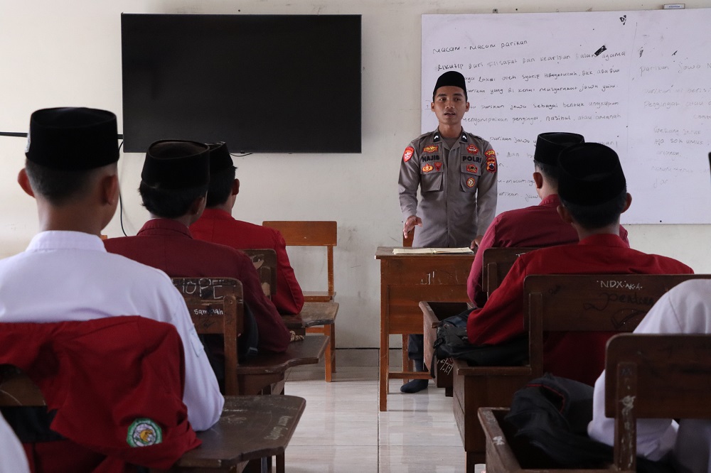 Polisi Jepara Nyambi Ngajar di Pesantren, Ini Kesehariannya