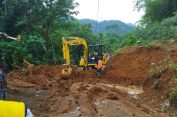 Bersihkan Material Tanah Longsor, Purworejo Kerahkan Alat Berat