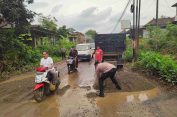 Prihatin Kondisi Jalan Rusak, Polisi di Jepara Bantu Warga Perbaiki Jalan