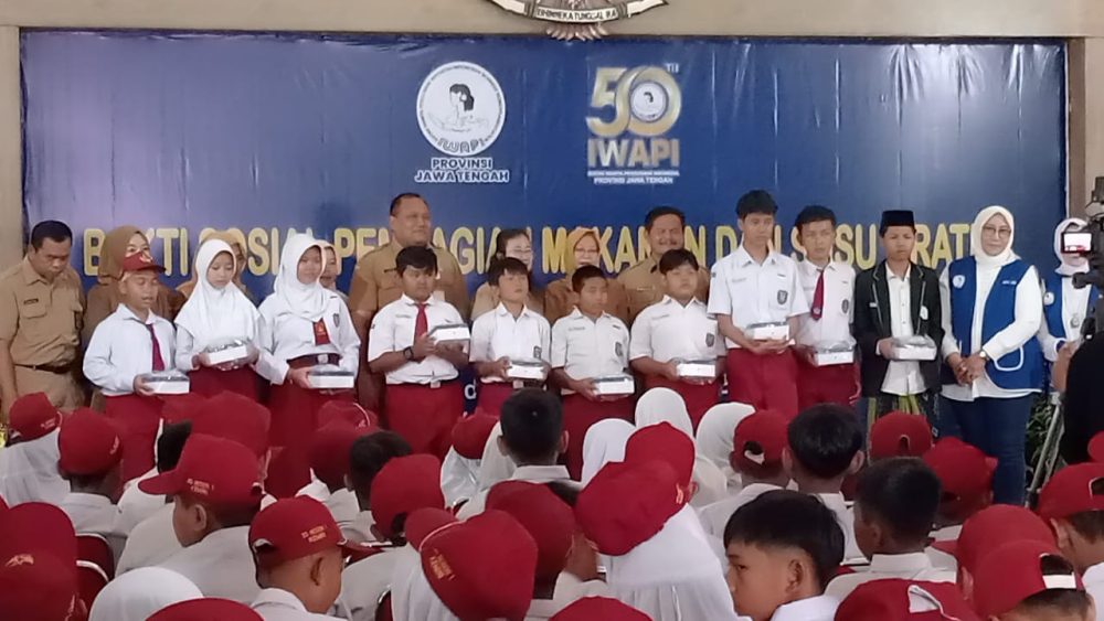 Ratusan Pelajar Dapat Makan Bergizi Gratis dari IWAPI Boyolali