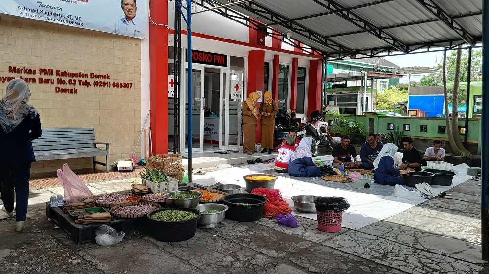 Dapur Umum PMI Siapkan Ribuan Makanan Siap Saji Setiap Hari