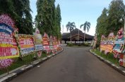 Jelang Pelantikan Kepala Daerah, Karangan Bunga Hiasi Kantor Bupati Demak