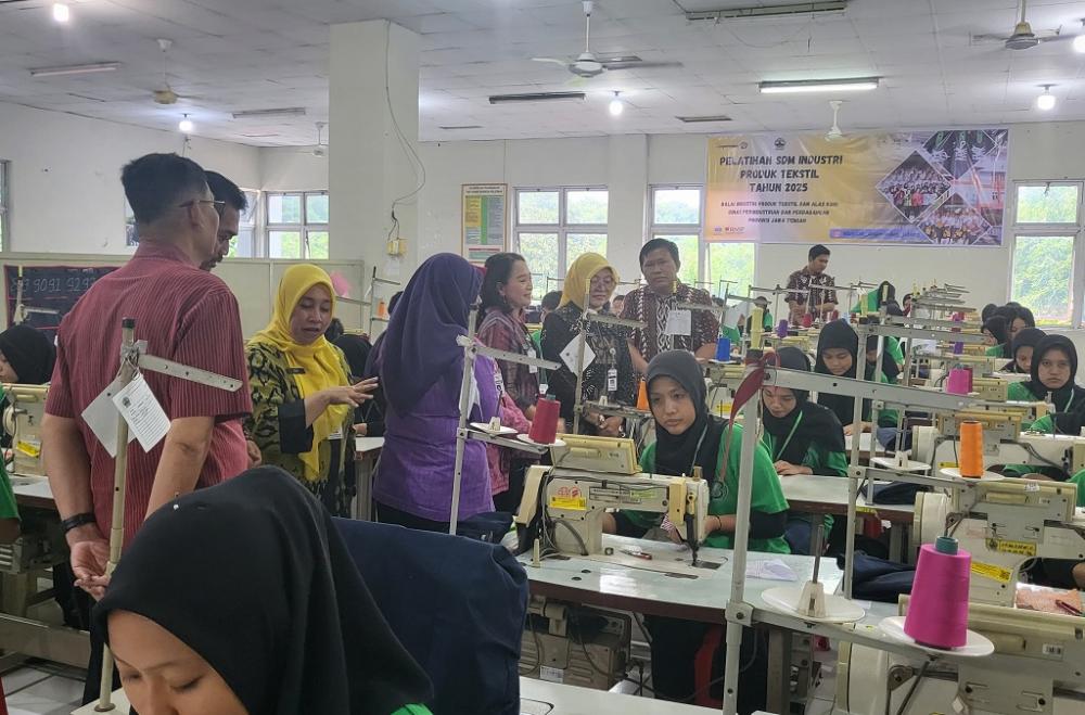 SMA Negeri 1 Bandar dan Disperindag Jateng Salurkan Alumni ke KITB