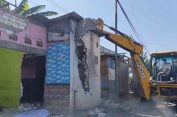 Diduga untuk Karaoke dan Prostitusi, Sejumlah Bangunan Dibongkar