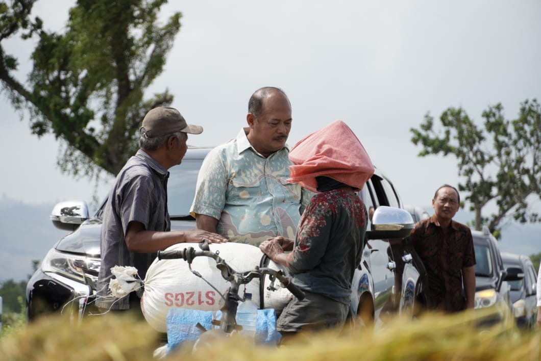 Gagal Panen Akibat Banjir, Sujarwanto Berikan Bantuan ke Masyarakat Terdampak