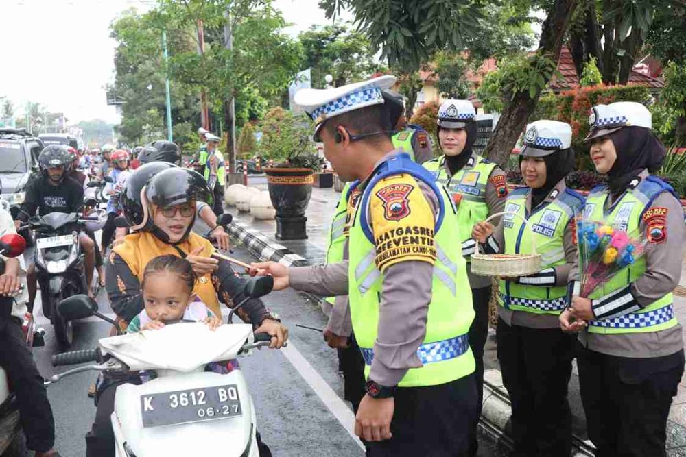 Operasi Keselamatan di Jepara, Polisi Bagikan Bunga Hingga Cokelat kepada Pengendara