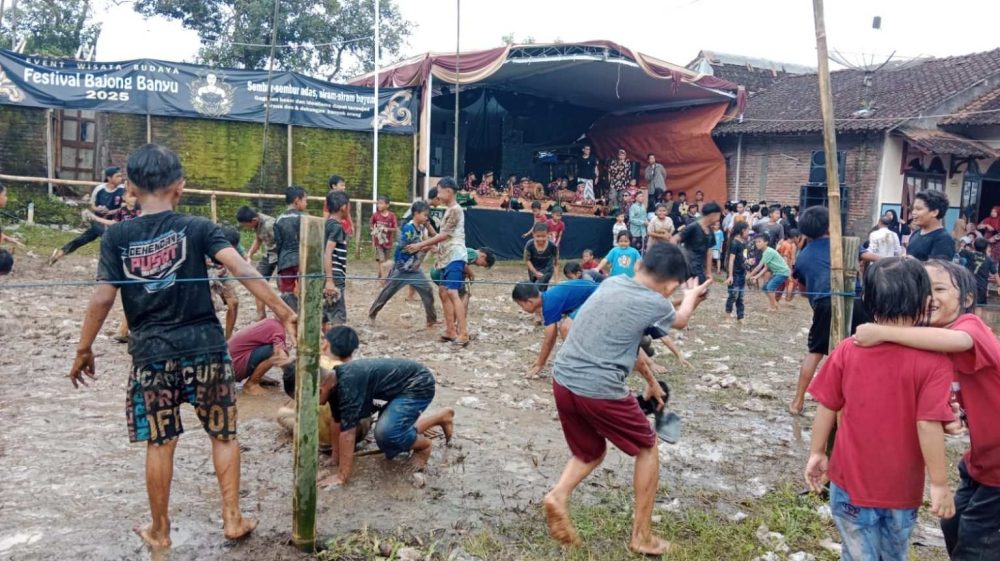 “Bajong Banyu”, Tradisi Saling Lempar Air Jelang Bulan Suci Ramadan di Dusun Dawung