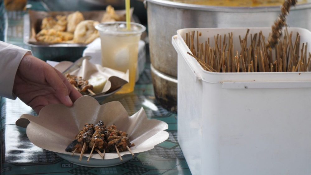 Sate Keong, Kuliner Ikonik Megengan yang Legendaris di Demak