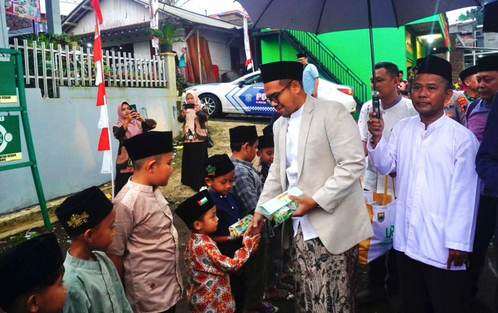 Tarling Perdana, Bupati dan Wakil Bupati Batang Bagikan Susu dan Alat Tulis