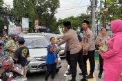 Polres Klaten Bagikan 100 Paket Takjil kepada Warga di Stasiun Kereta Api