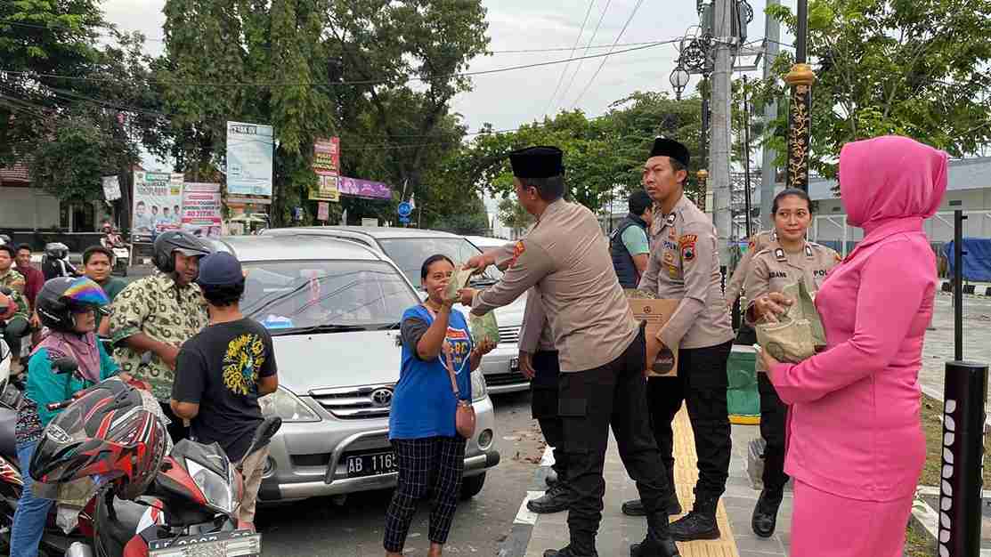 Polres Klaten Bagikan 100 Paket Takjil kepada Warga di Stasiun Kereta Api