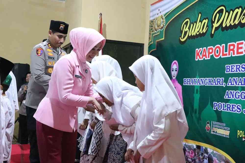 Buka Puasa Bersama, Polres Jepara Beri Santunan Kepada Anak Yatim dan Dhuafa