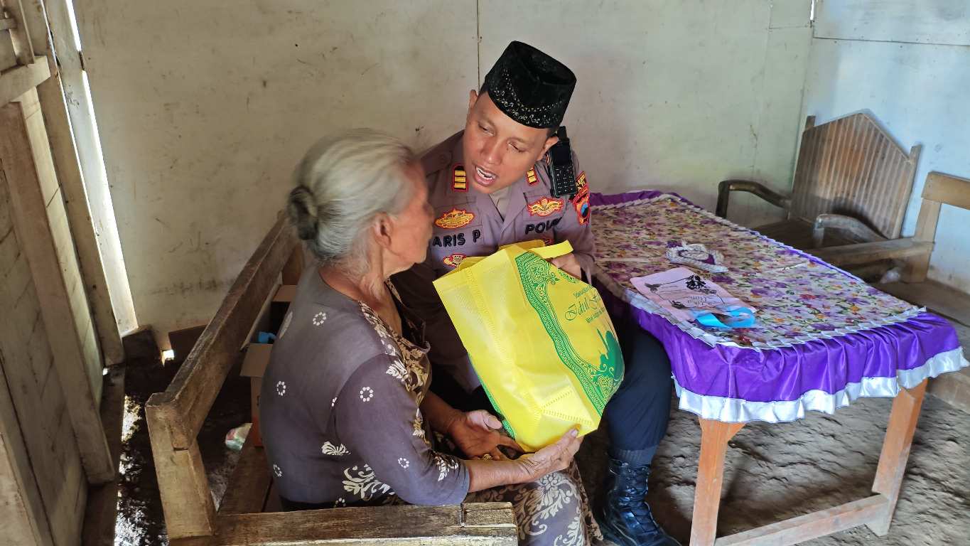 Jadi Contoh, Pak Polisi Gelar Berbagi di Bulan Suci