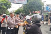 Serba-Serbi Ramadan, Polisi Jepara Bagi-bagi Ratusan Takjil Bagi Pengguna Jalan
