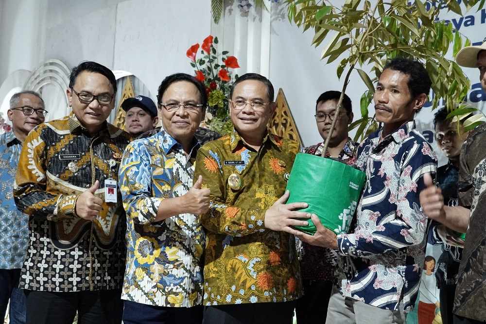 Sudewo Sukses Yakinkan BUMN Sumbangkan Ribuan Bibit Durian Premium ke Kelompok Tani