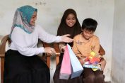 Kunjungi Yatim Piatu yang Tinggal di Gubug Kecil, Istri Bupati Temanggung Berikan Kado Baju Lebaran
