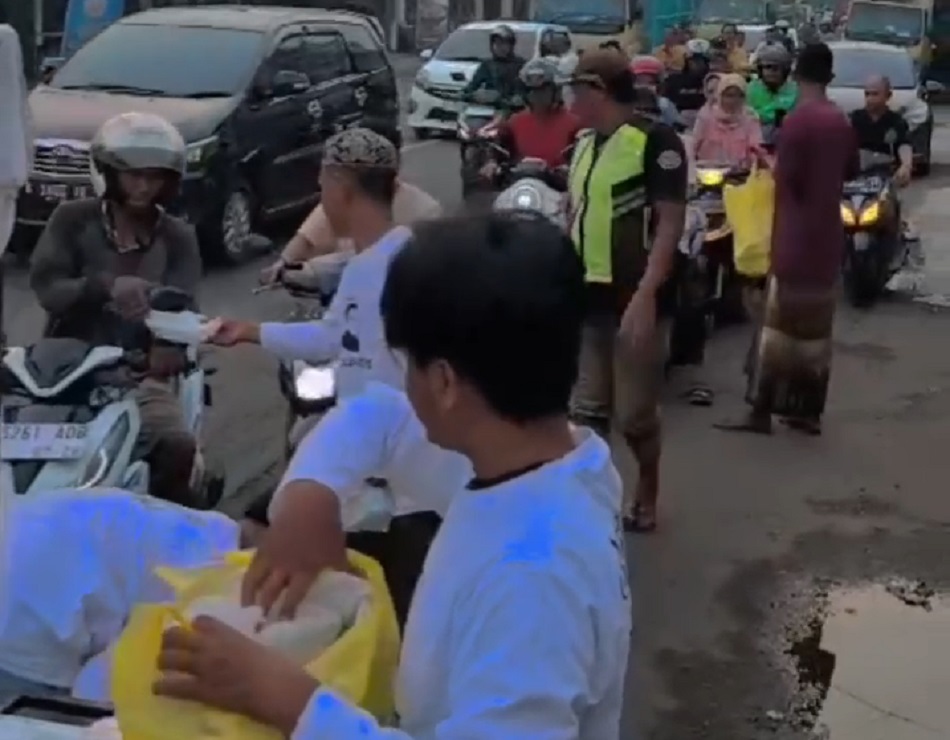 Hormati Ramadan, Anggota DPR RI Asal Jepara Bagi Takjil Hingga Kitab Suci ke Santri