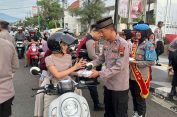 Polres Jepara Bagikan Takjil Gratis kepada Masyarakat
