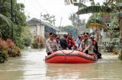Tangis dan Peluk Pengungsi Banjir Grobogan ke Gubernur Ahmad Luthfi