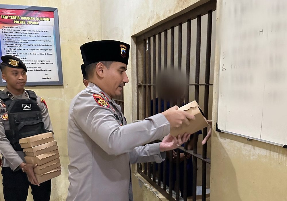 Kapolres Jepara Bagikan Takjil untuk Tahanan Saat Ramadan