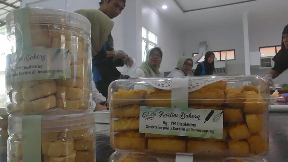 Penyandang Disabilitas di Temanggung Diajak Buat Kue Lebaran