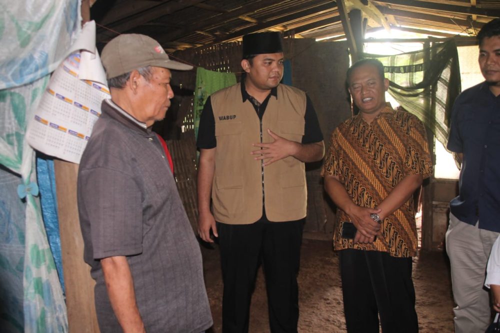 Sambangi Warga dengan Kondisi Memprihatinkan, Gus Wabup Berikan Bantuan