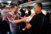 Keceriaan Pemudik Kereta Api bersama Gubernur Ahmad Luthfi