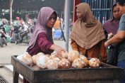 Harga Kelapa di Pasar Tradisional Tembus Rp 35 Ribu Jelang Lebaran Ketupat