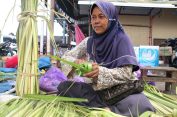 Jelang Tradisi “Bodo Kupat”, Penjual Janur Kelapa di Blora Bermunculan