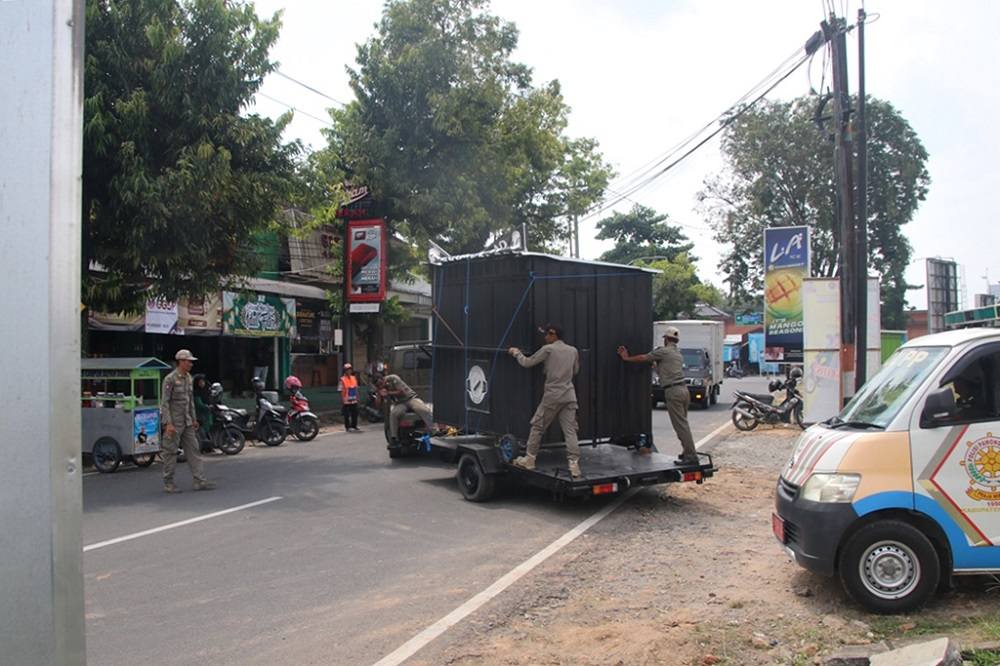 Petugas Satpol PP dan Damkar Blora Tertibkan Lapak PKL