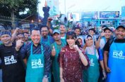 Bupati Kudus Beri Celemek dan Sarung Tangan Gratis ke PKL Agar Lebih Higienis