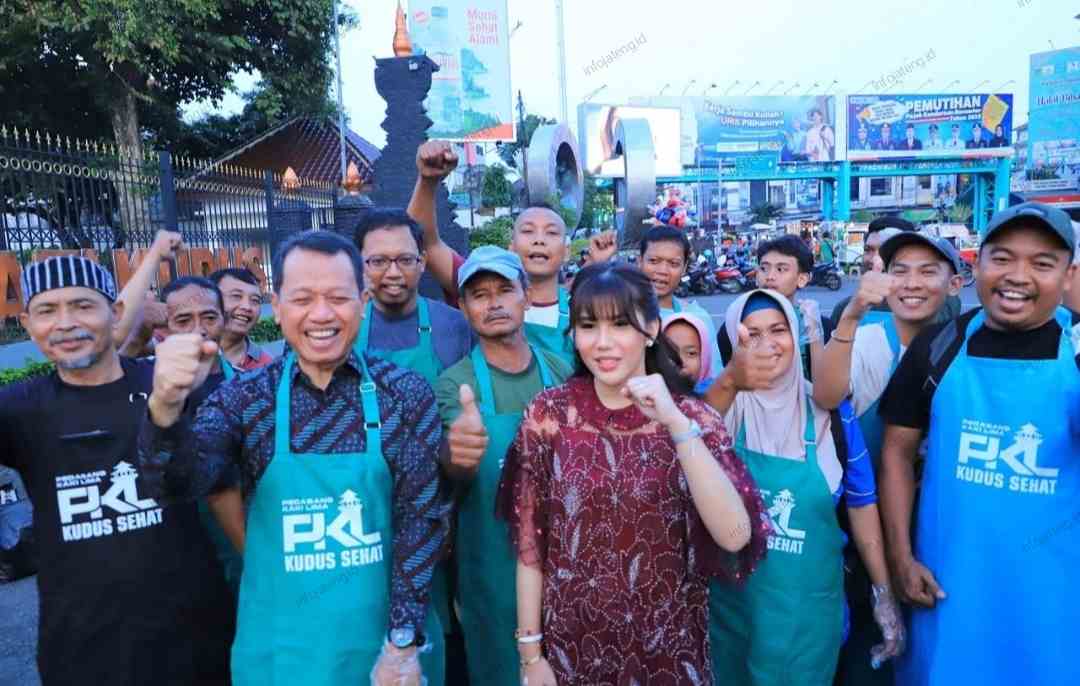 Bupati Kudus Beri Celemek dan Sarung Tangan Gratis ke PKL Agar Lebih Higienis