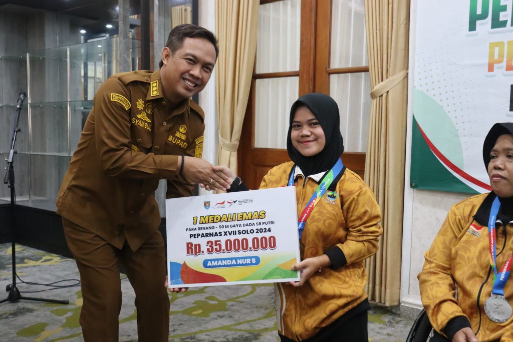 Bupati Cilacap Berikan Bonus bagi Atlet Kontingen Peparnas XVII
