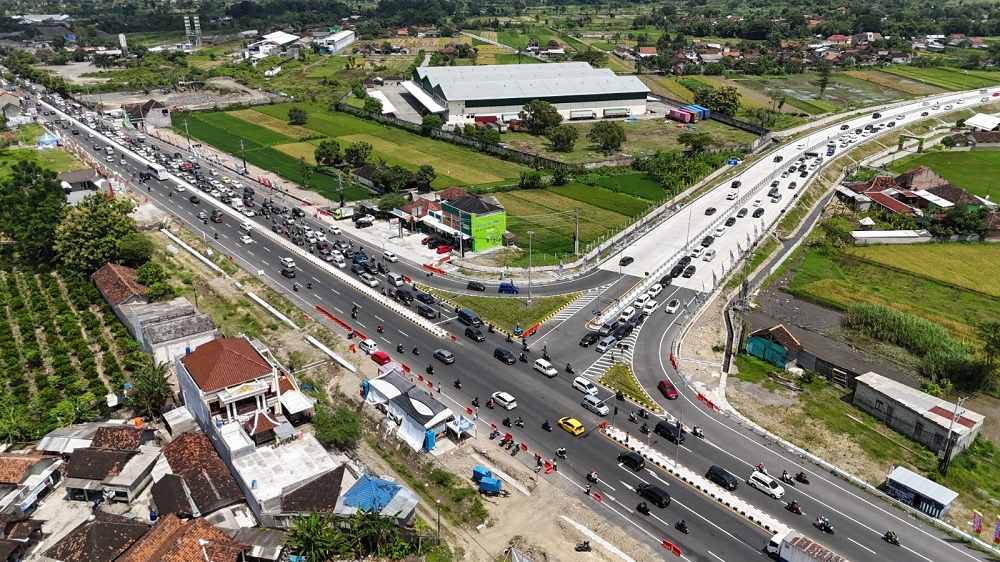 Kapolres Klaten Pantau Arus Mudik di Exit Tol Prambanan dengan Drone